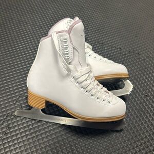 Jackson Classic SoftSkate 380 Womens/Girls Ice Figure Skates